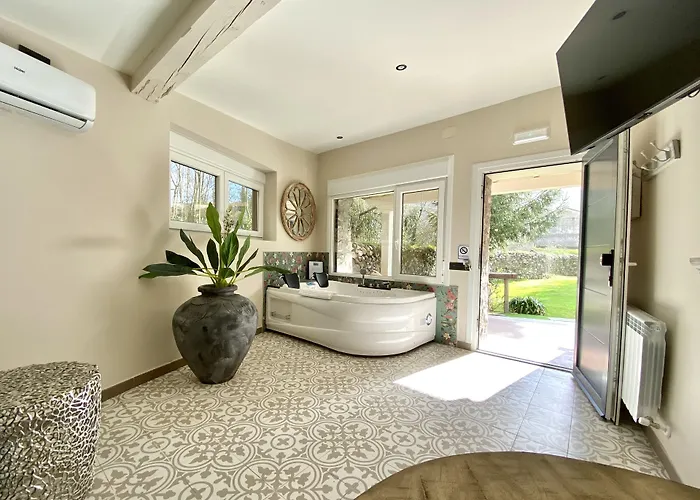 מלון Akla Palacio Torre De Ruesga 4*