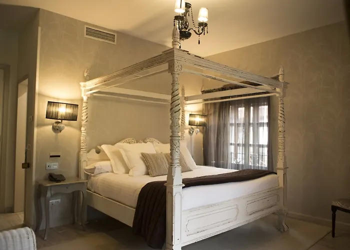 מלון Akla Palacio Torre De Ruesga 4*